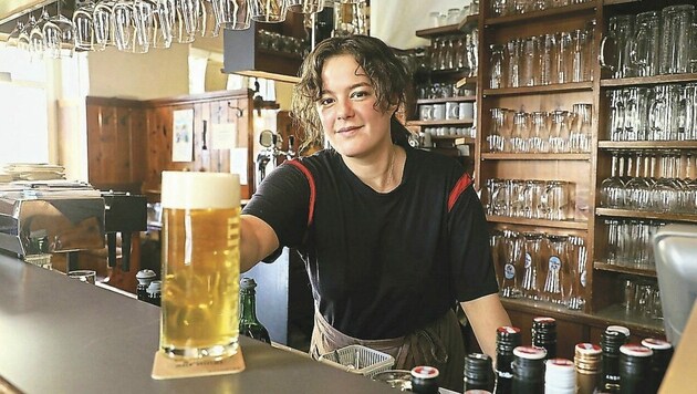 Alba Rastl ist Kellnerin im Assmayer, nebenbei studiert sie. (Bild: Christian A.Pichler)
