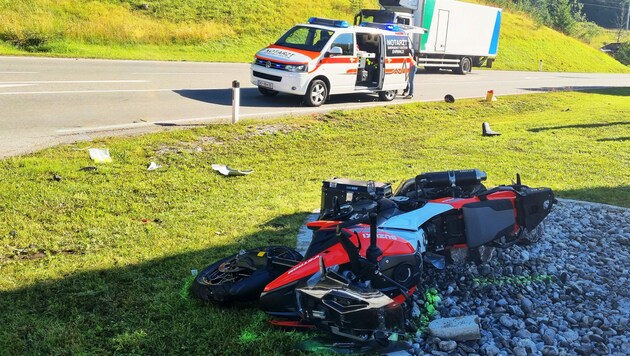 Der Biker erlitt schwere Verletzungen - das Motorrad wurde komplett demoliert. (Bild: zeitungsfoto.at)