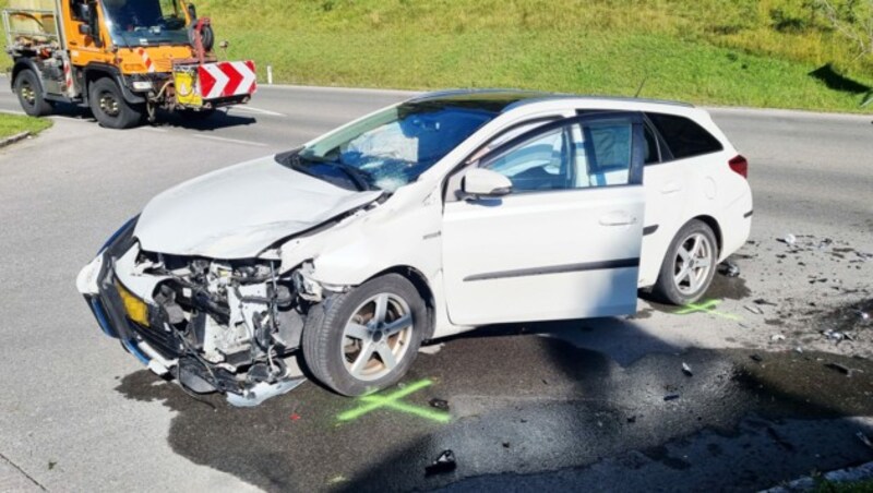 Auch das Auto wurde massiv beschädigt. (Bild: zeitungsfoto.at)