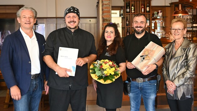 SP-Stadtchef Peter Groiß (l.) und VP-Vize Erika Fehringer (r.) mit Küchenchef Ivan Kasalo sowie Sihana und Bljerim Ameti. (Bild: Stadtgemeinde Attnang-Puchheim)