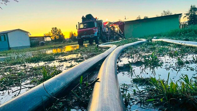 Eine Großpumpe schafft bis zu 15.000 Liter Wasser in der Minute. (Bild: BFKdo Amstetten)