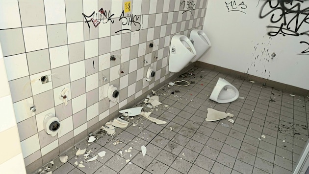 Die WC-Anlagen im Auswärtssektor des Liebenauer Stadions werden immer wieder zerstört. (Bild: Christian Jauschowetz)