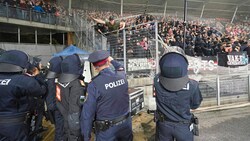 2021 sorgten die Eindhoven-Ultras für Wirbel in der Merkur Arena. Die Polizei hatte aber alles unter Kontrolle. (Bild: Pail Sepp)