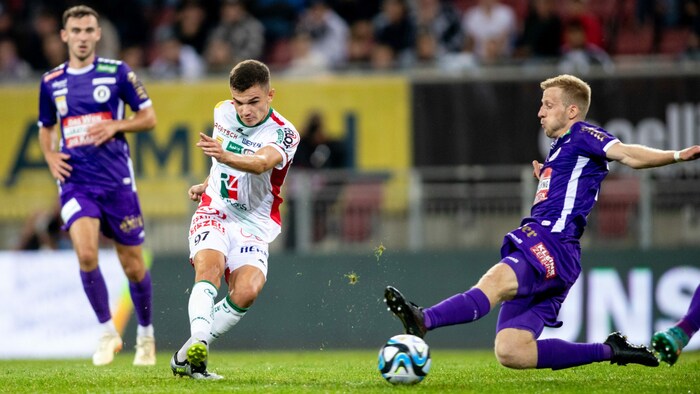 Christopher Cvetko im Zweikampf mit WAC-Youngster Adis Jasic.
