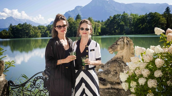 Die Schauspielerin Tinka Fürst (li.) begleitete Valerie Pachner (re.)