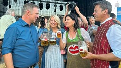Neo-SPÖ-Boss Andreas Babler startet seine Comeback-Tour in Kärnten. Beim „Gackern“ wurde angestoßen. (Bild: Jennifer Kapellari)