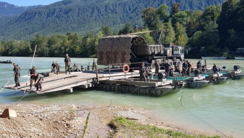 Das Heer hat die 50-Tonnen-Fähre bei Glainach in Betrieb genommen, transportiert schwere Geräte und Personen über die Drau. (Bild: Bundesheer/Debelak)