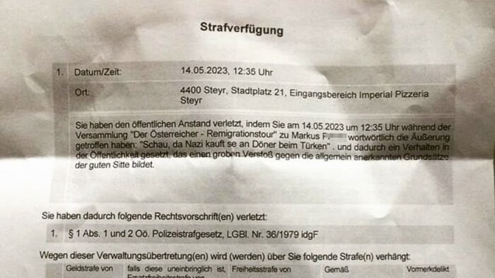 Die Frau habe den „öffentlichen Anstand verletzt“, heißt es in der Verfügung.