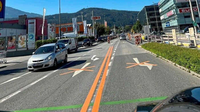 Langer Weg: Bodenmarkierungen werden durchgestrichen, Fahrstreifen und Fahrtrichtung werden neu ...
