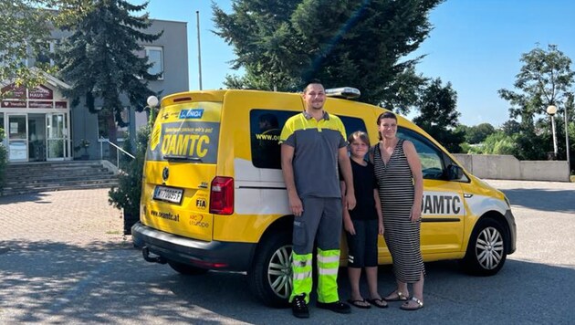 ÖAMTC-Techniker Alexander Glück mit der Familie des Katers (Bild: Tierschutz Austria)