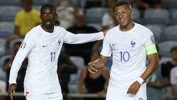 Gemeinsam im französischen Nationalteam, jetzt auch im Klub zusammen: Ousmane Dembélé (li.) und Kylian Mbappe (Bild: APA/AFP/Thomas COEX)