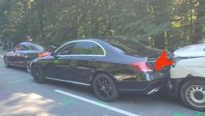 Zwei Autos konnten nicht mehr weiterfahren. (Bild: FF Rassach und FF Tanzelsdorf)