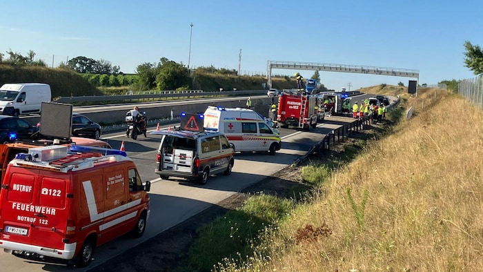 Bei einem Unfall mit einem Kleinbus auf der Nord/Weinviertel Autobahn (A5) bei Gaweinstal ...