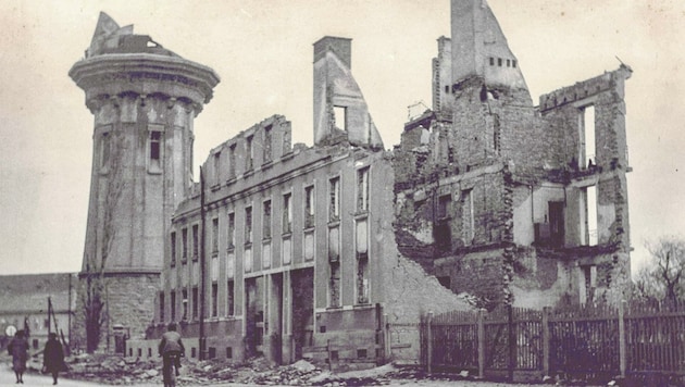 Auch der Wasserturm, ein Wahrzeichen Wiener Neustadts, wurde von den Bomben getroffen. (Bild: Stadtarchiv Wiener Neustadt)