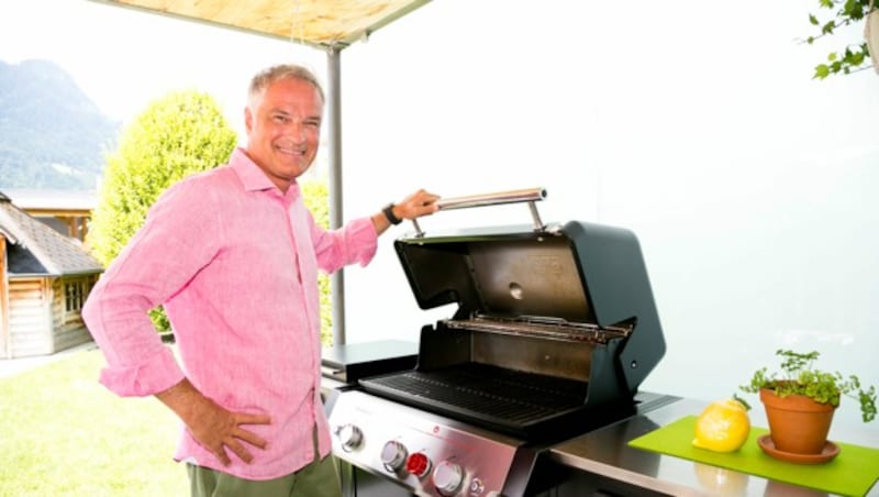 Grillen ist eines der Hobbys von Mario Leiter. Im Sommer gibt es Feines vom Grill auf der Terrasse, im Winter landet das Grillgut auf dem Rost in der Mitte des Kommunikations- häuschens. (Bild: Mathis Fotografie)