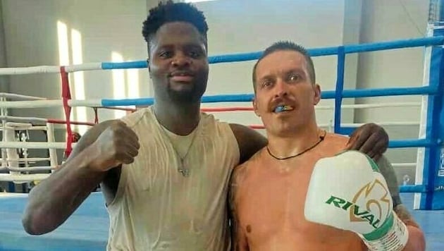 Seun Salami (li.) mit Weltmeister Oleksandr Usyk (Bild: zVg)