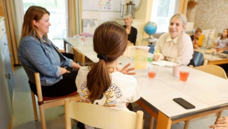 Redakteurin Viktoria Graf (re.) besuchte Pädagogin Katharina Führer (li.) in der WG. (Bild: Holl Reinhard)