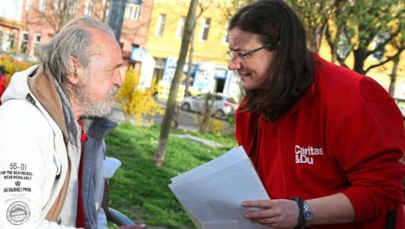 Susanne Peter (re.) leitet nicht nur das Streetwork der Wiener Caritas, sondern ist auch selbst mitObdachlosen in Kontakt. Vor allem jene, die alleine schlafen, sind gefährdet. (Bild: zwefo)