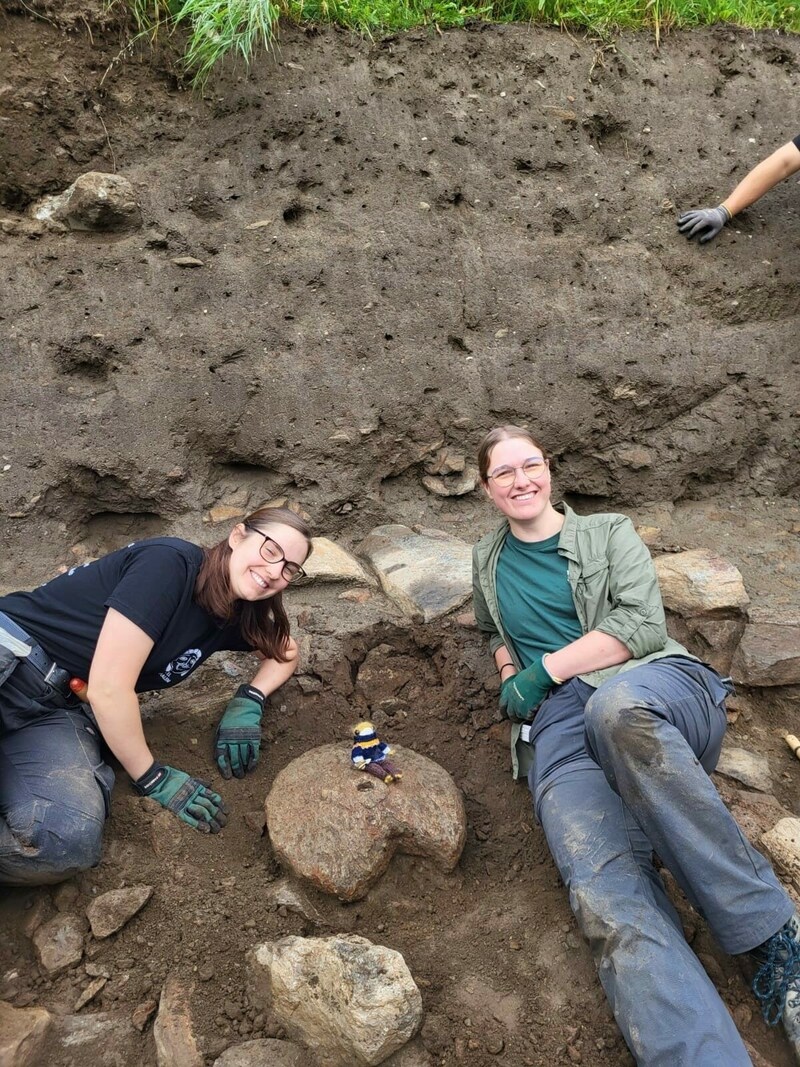 Studenten mit ihrem Fund in der Ausgrabungsstätte in Mühldorf. (Bild: Museum ARGENTUM)