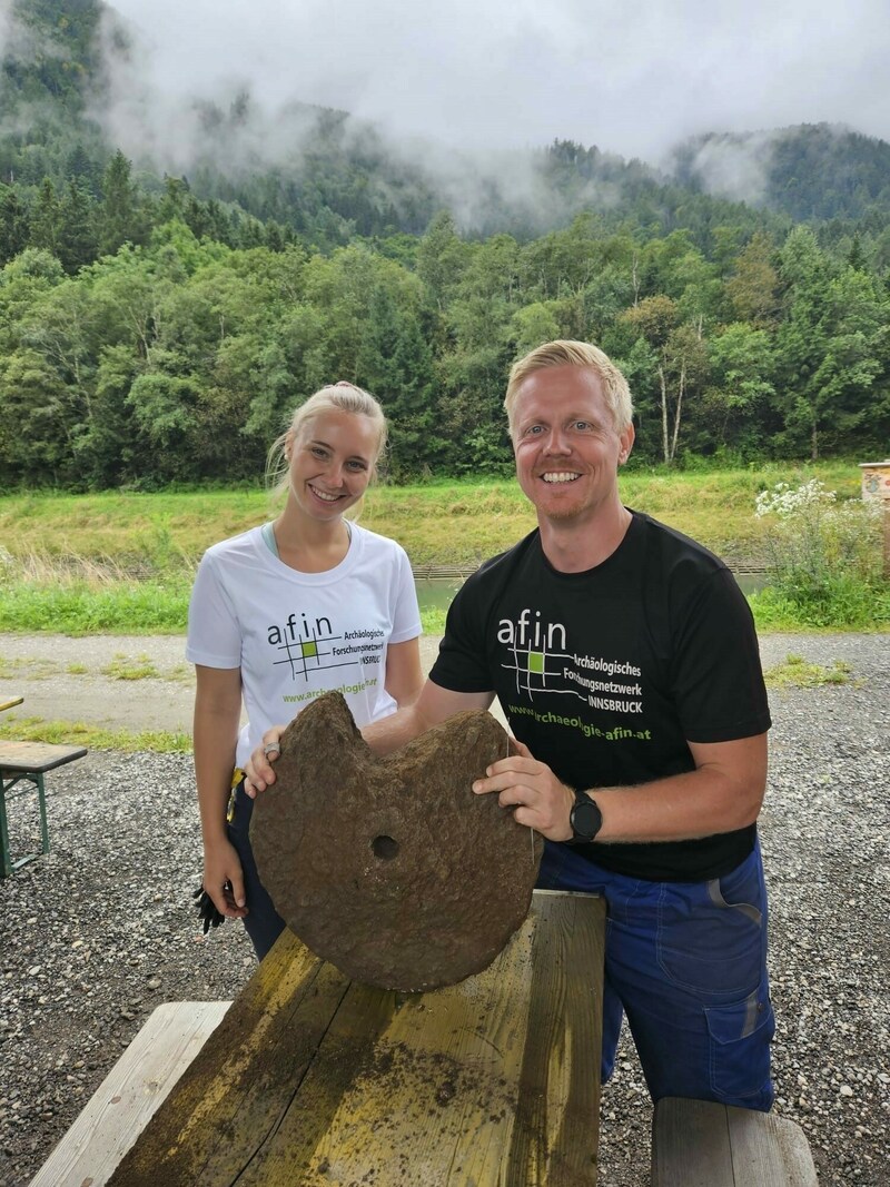 Laura Lucia Pösendorfer und Stefan Pircher möchten für den Mühlstein einen besonderen Platz im Museum Argentum reservieren. (Bild: Museum ARGENTUM)