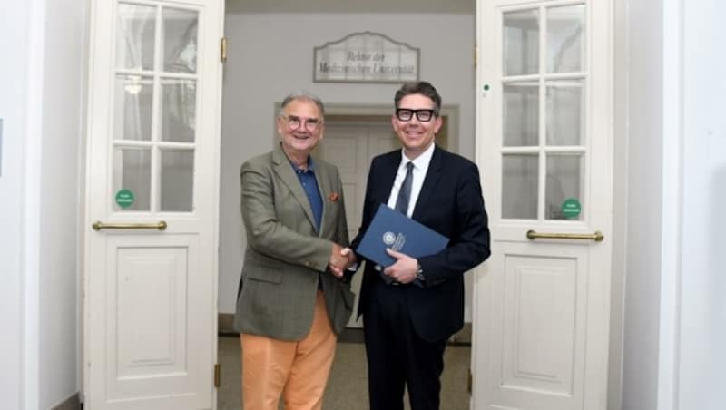 Gerald Brandacher (rechts) bei der Vertragsunterzeichnung mit Rektor Wolfgang Fleischhacker von der Medizin-Universität Innsbruck. (Bild: Mo Brandacher)