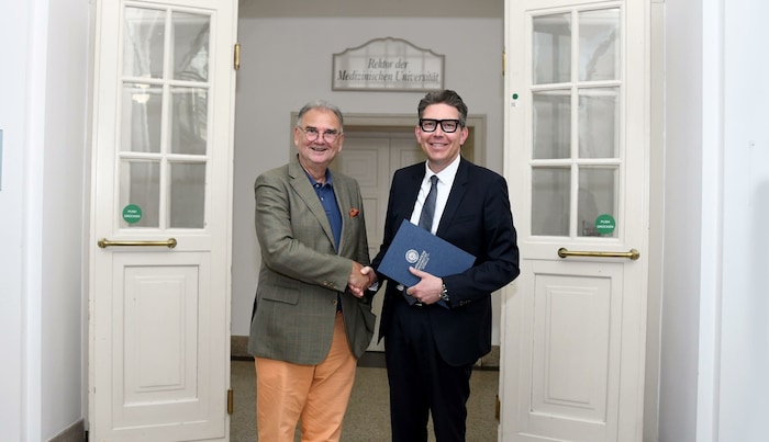 Gerald Brandacher (rechts) bei der Vertragsunterzeichnung mit Rektor Wolfgang Fleischhacker von ...
