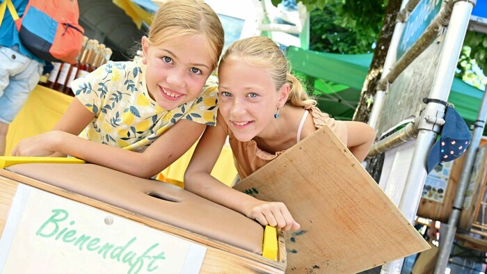 Luise und Lisa sind Bienenfans und schnuppern Bienenduft.