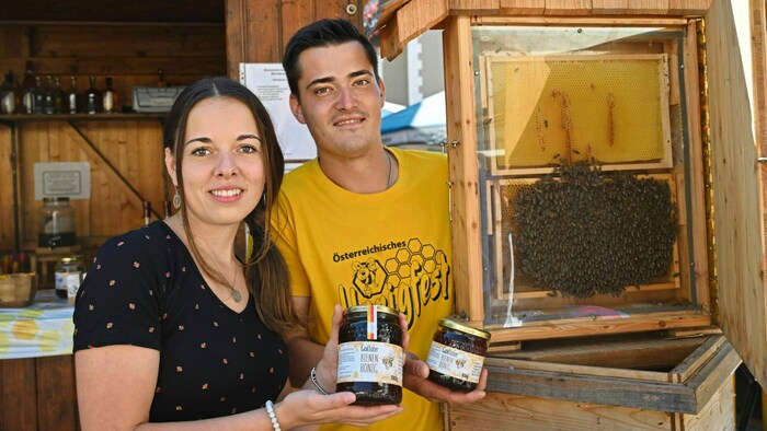 Andrea und Manuel vom Bienenzuchtverein Kirchbach beim Bienenschaukasten, der vor der Sonne geschützt wird.