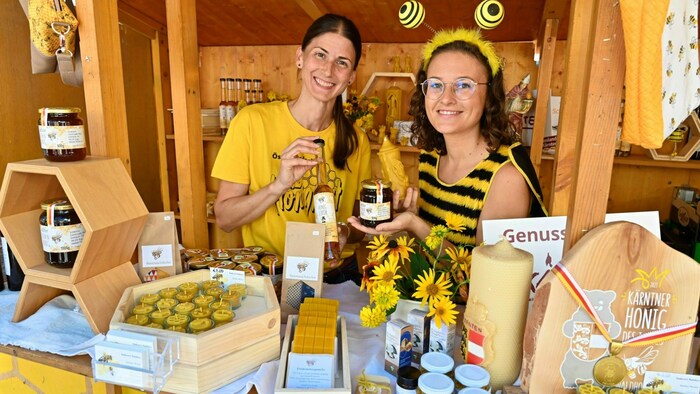 Simone Kronhofer und Elena Huber vom Bienenzuchtverein Hermagor.