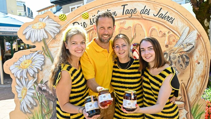 Arno Kronhofer freut sich mit den Bienenmädels über den Erfolg.