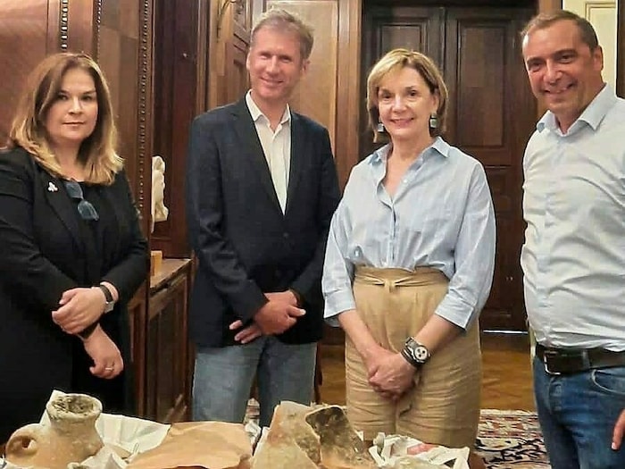 Der Fall einer Kärntner Familie, die Scherben einer antiken Amphore aus Griechenland „entführte“ ...
