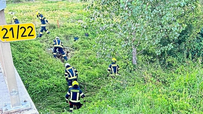 Die Feuerwehrleute bei der Unfallstelle