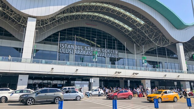 Am Istanbuler Flughafen lief der Spionage-Krimi rund um die geheime Liste. (Bild: stock.adobe.com/berna namoglu)