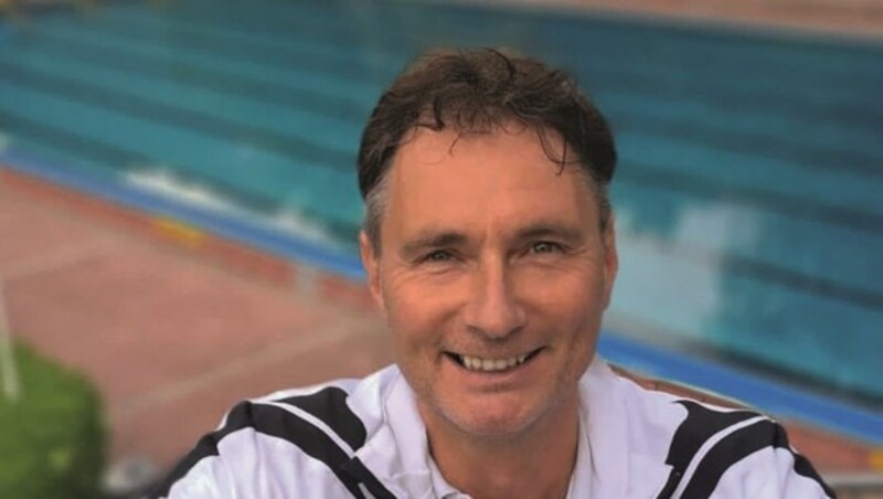 „Wer rücksichtslos ins Becken springt, gefährdet andere Schwimmer. Wir ziehen alle an einem Strang und kontrollieren intensiv“, schildert Albert Leis (Freibad Hallein): (Bild: Stadtgemeinde Hallein)