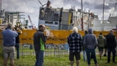 Menschen betrachten die beschädigte Fremantle Highway in Eemshaven (Nordniederlande). (Bild: AFP)