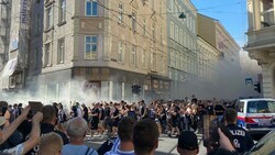 Hitze, Rauch, Schreie: Die LASK-Fans am Linzer Taubenmarkt. (Bild: Oliver Gaisbauer)