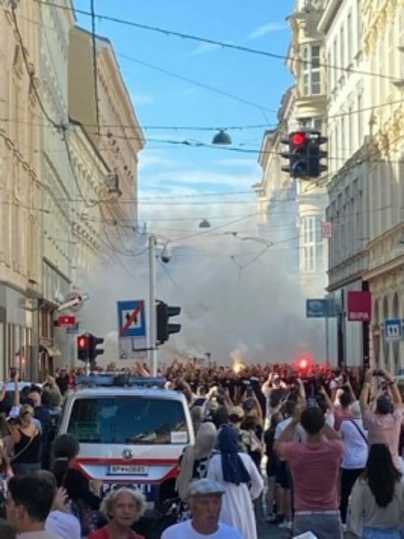 Die LASK-Fans beim Schmidtor (Bild: Oliver Gaisbauer)