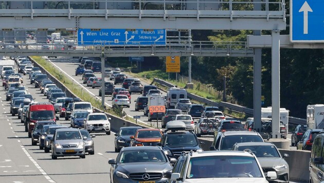 An der Grenze am Walserberg kam es am Samstag immer wieder zu Staus im Reiseverkehr. (Bild: Tschepp Markus)