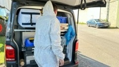 Das Familienhaus in Nickelsdorf wurde von der Spurensicherung untersucht. Der mutmaßliche Mörder nahm sich mit einer Pistole das Leben. (Bild: Christian Schulter)