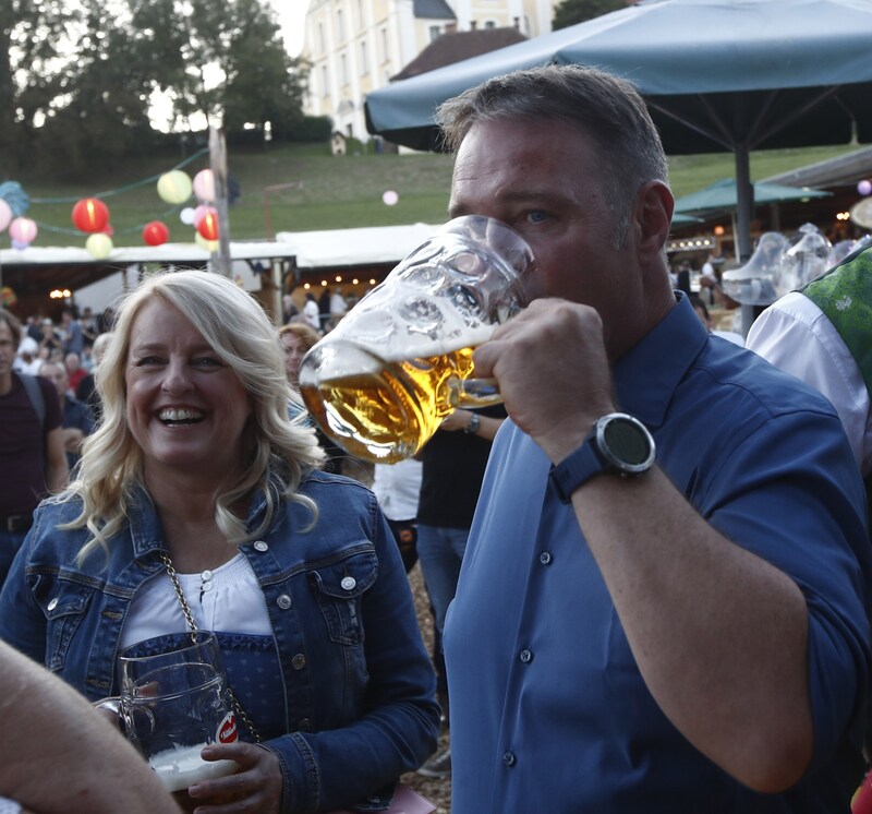 Bundesratspräsidentin Claudia Arpa und SPÖ-Bundesparteivorsitzender Andreas Babler am Freitag beim Geflügelfest „Gackern“ im Lavanttal in Kärnten. (Bild: APA/GERT EGGENBERGER)