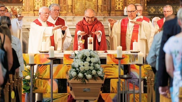 Die Bischöfe Wilhelm Krautwaschl, Franz Lackner und Hermann Glettler zelebrierten das Requiem. (Bild: Erwin Scheriau)