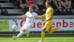 Nach dem 1:0 im Sommer (im Bild links Hallein-Neuzugang Schweiger) bog Puch Golling diesmal mit 5:0. (Bild: Andreas Tröster)