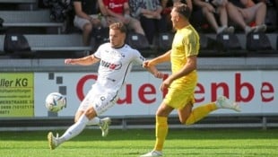 Nach dem 1:0 im Sommer (im Bild links Hallein-Neuzugang Schweiger) bog Puch Golling diesmal mit 5:0. (Bild: Andreas Tröster)