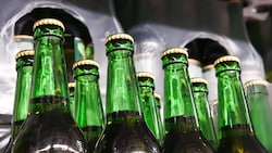 Mehrere Bierflaschen ließen die Täter aus dem Keller eines Wohnhauses in Hallein mitgehen. (Bild: stock.adobe.com)