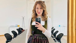 Claudia Plakolm im Dirndl. Das ist ihre Welt. Für die neuen Lebenswelten der Jungen interessiert sie sich kaum. (Bild: Spiegelselfie)