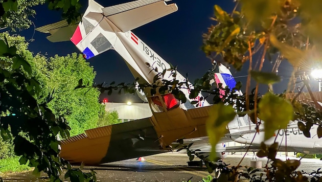 Am Salzburger Flughafen wütete der Wind. Ein Schulflugzeug wurde von den Windböen auf den Kopf gestellt. (Bild: Tschepp Markus)