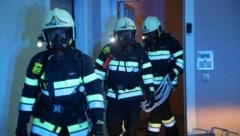 Die Feuerwehrleute fanden den stark verkohlten Leichnam. (Bild: Thomas Zeiler)