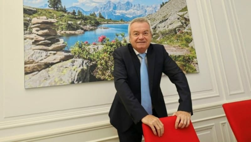 Anton Lang in seinem Büro in der Grazer Burg. (Bild: Christian Jauschowetz)