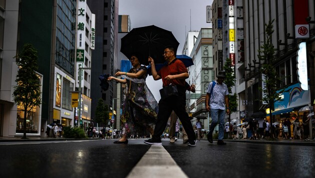 Düstere Lage am Sonntag in der japanischen Hauptstadt Tokio. (Bild: APA/AFP/Philip FONG)