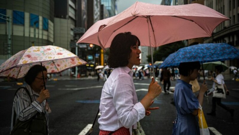 Für die Japaner sind Wirbelstürme nichts Seltenes. (Bild: APA/AFP/Philip FONG)